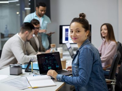 laboratorio-de-informatica-moderno-e-equipado